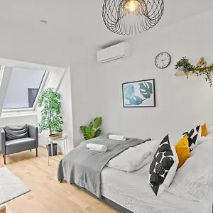 1 Min To Public Transport - 3 Min To Supermarket And Pharmacy - On-site Parking For 19,90 Eur , Wien Österreich